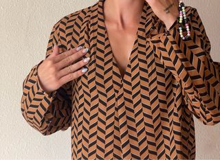 Camisa marrón con estampado geométrico