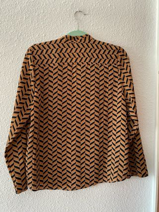 Camisa marrón con estampado geométrico