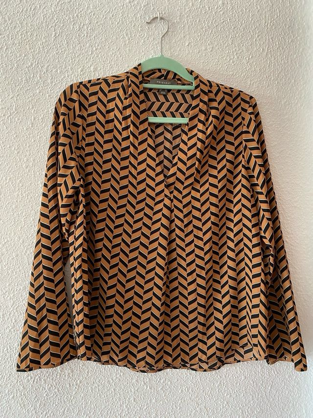 Camisa marrón con estampado geométrico