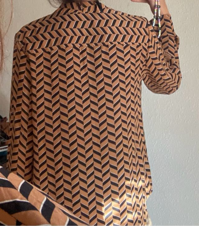 Camisa marrón con estampado geométrico
