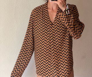 Camisa marrón con estampado geométrico