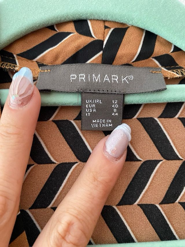 Camisa marrón con estampado geométrico