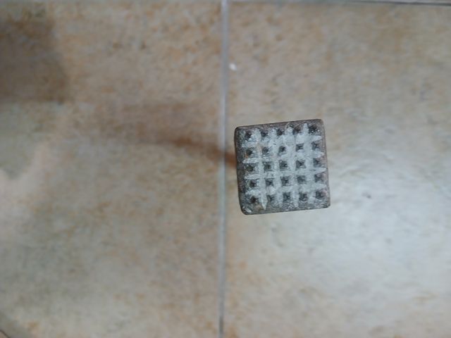 Mocharda con cabeza cuadrada texturizada