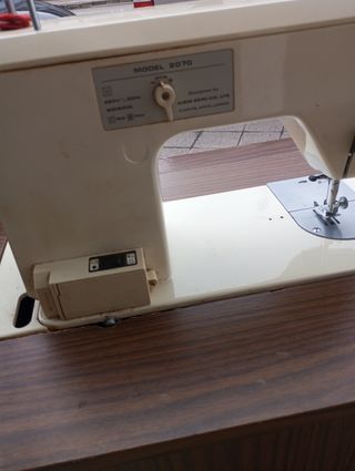 Máquina de coser Toyota con mueble