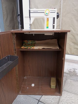 Máquina de coser Toyota con mueble