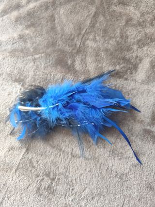 Pequeño tocado Plumas, Azul Klein.