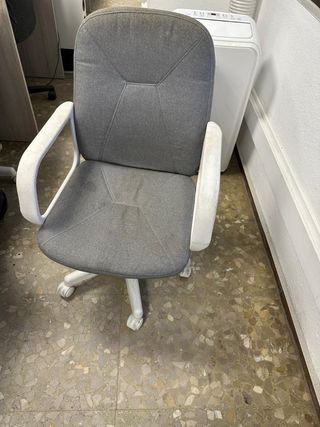 Silla de oficina gris y blanca
tengo 3