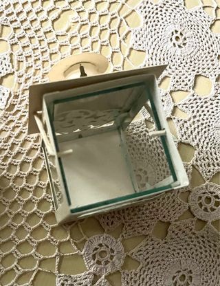 Lanterna portacandele beige con decorazioni a cuor