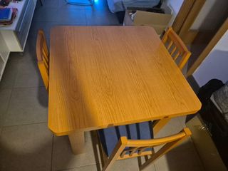 Mesa extensible y 4 sillas madera