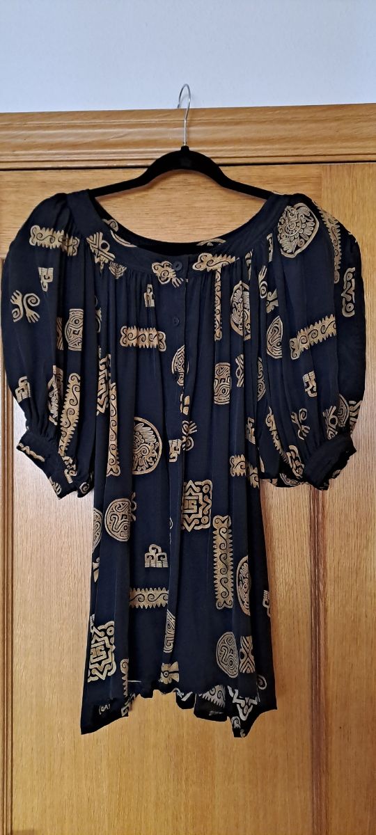 Camisa negra con motivos aztecas dorados