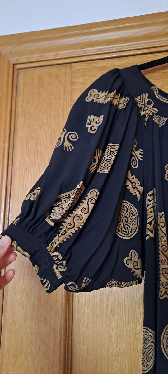 Camisa negra con motivos aztecas dorados