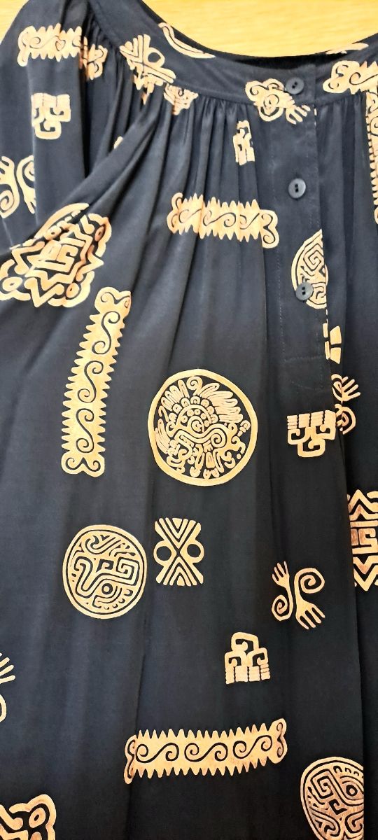 Camisa negra con motivos aztecas dorados