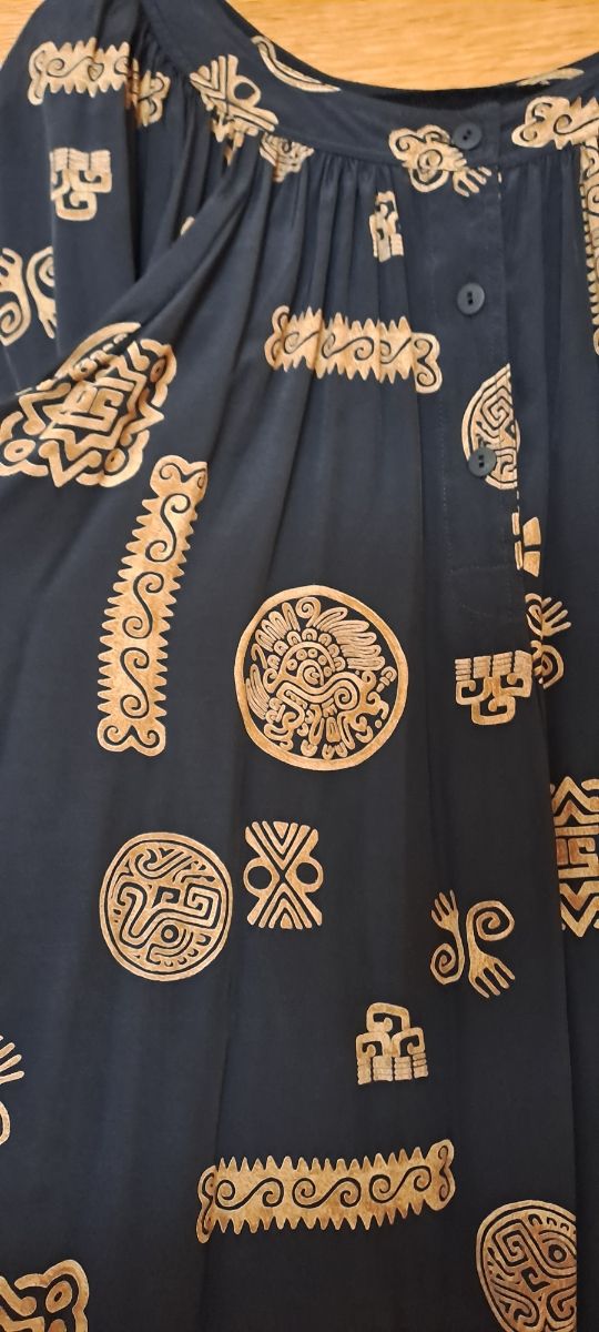 Camisa negra con motivos aztecas dorados