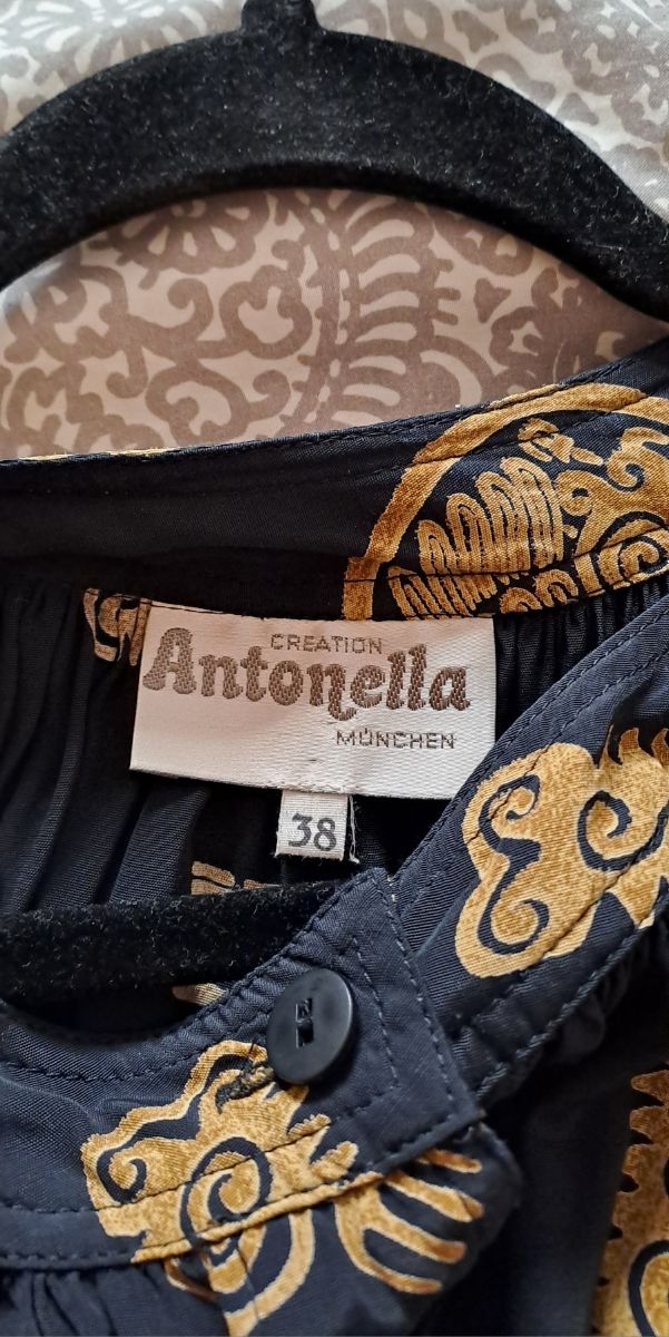 Camisa negra con motivos aztecas dorados