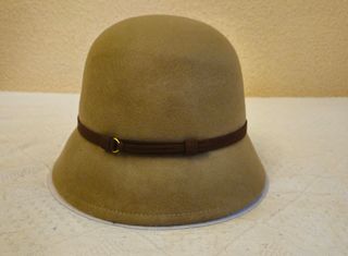 Sombrero de lana beige con cinta marrón