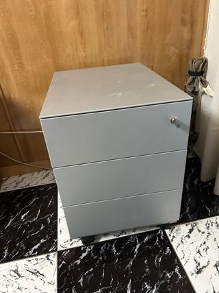 Mesita auxiliar metálica gris