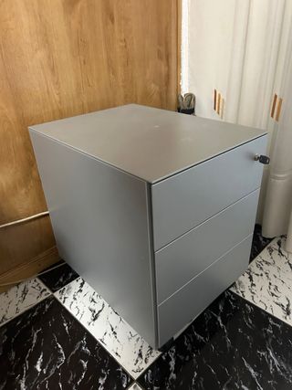 Mesita auxiliar metálica gris
