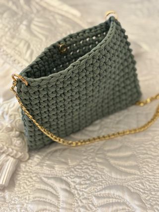 borsetta pochette a busta con catenella a spalla