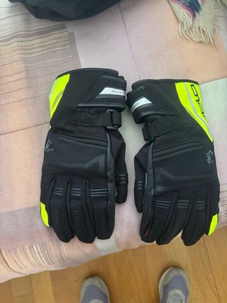 Guantes de moto negros y amarillos