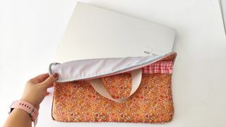 Funda portátil floreada con volante Vichy