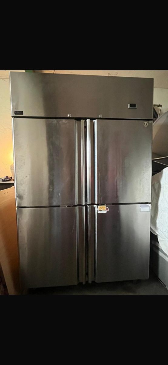 Grande frigorifero a 4 porte