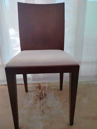 Silla de comedor de madera acolchada