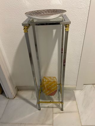 Mesa auxiliar alta dorada y plateada