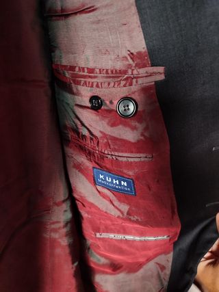 Chaqueta de traje negra con forro rojo