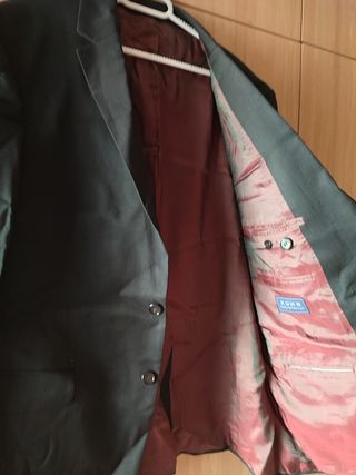 Chaqueta de traje negra con forro rojo