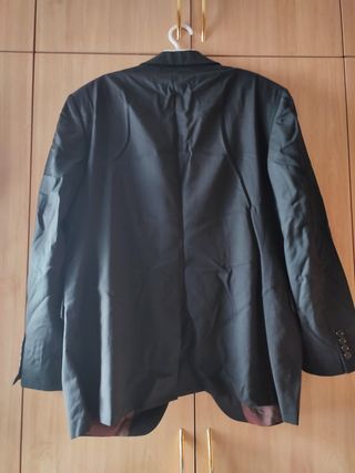 Chaqueta de traje negra con forro rojo