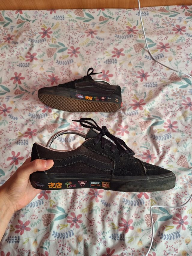 Vans Negras con detalles
