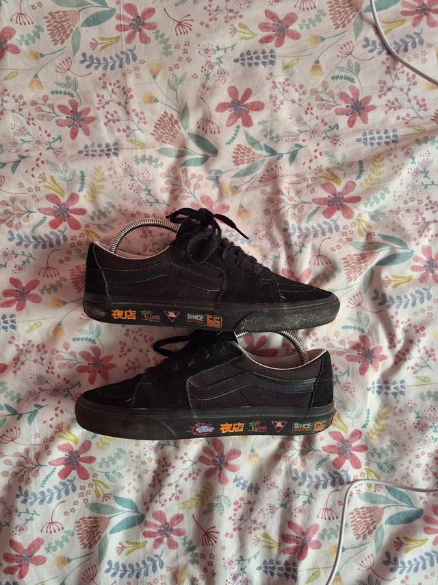 Vans Negras con detalles