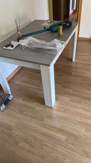 Mesa comedor extensible blanco y gris