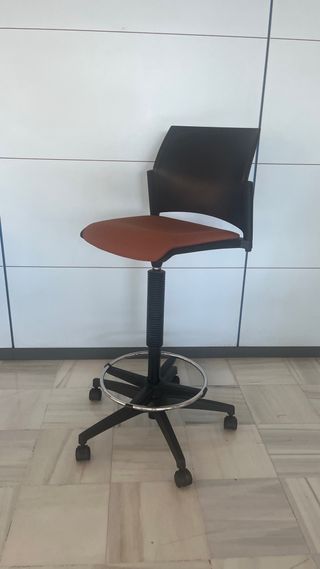 Taburete giratorio con reposapiés
