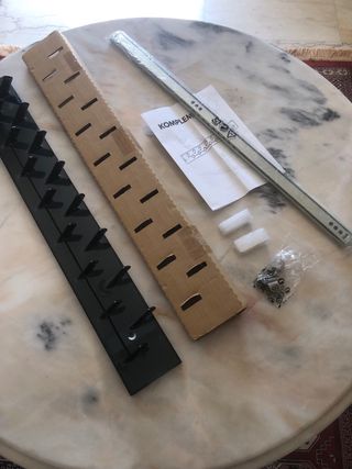 Colgador de corbatas o fular negro y plateado