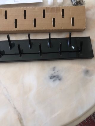 Colgador de corbatas o fular negro y plateado