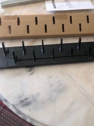 Colgador de corbatas o fular negro y plateado