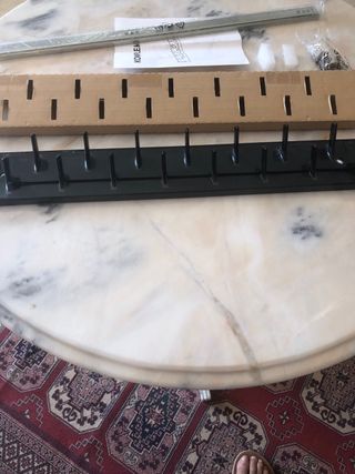 Colgador de corbatas o fular negro y plateado