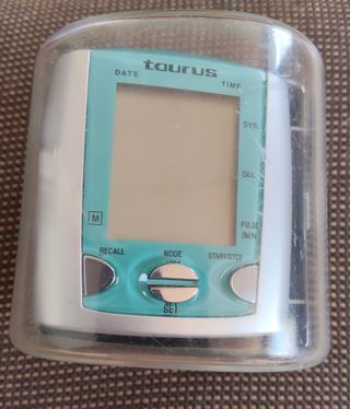 Tensiómetro medidor en muñeca