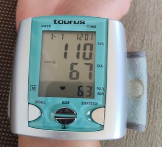 Tensiómetro medidor en muñeca