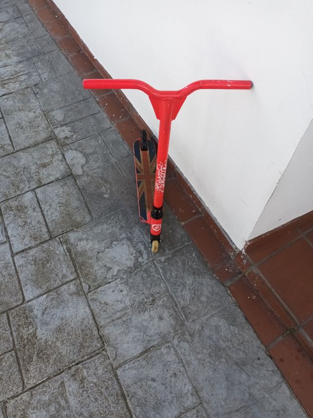 Patinete rojo con diseño Union Jack