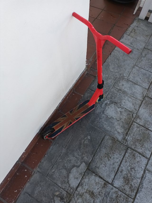 Patinete rojo con diseño Union Jack