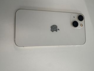 iPhone 13 mini con accessori