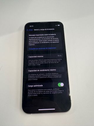 iPhone 13 mini con accessori