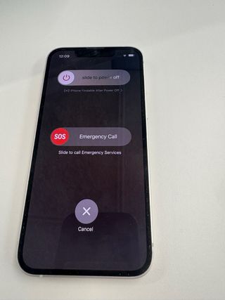 iPhone 13 mini con accessori