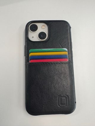 iPhone 13 mini con accessori