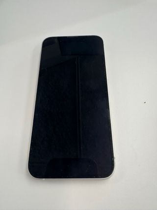 iPhone 13 mini con accessori