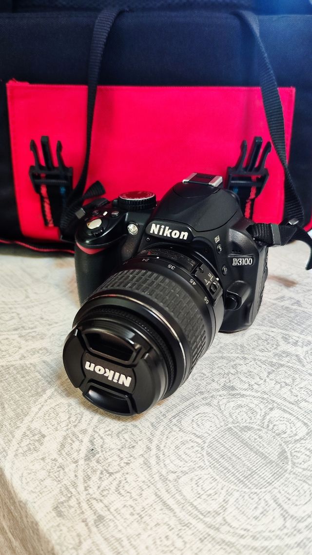 Nikon D3100 + objetivos +mochila 
 