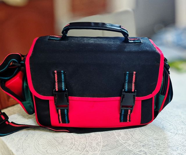 Nikon D3100 + objetivos +mochila 
 