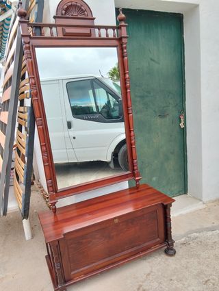 Aparador antiguo con espejo